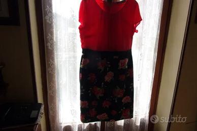 Elegante abito corpetto rosso e gonna nera a rose