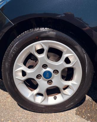 Cerchi in lega Ford da 15 con gomme 195/50 R15