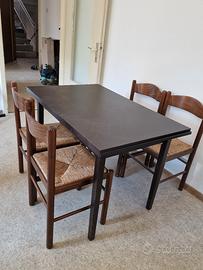 Tavolo con sedie in legno
