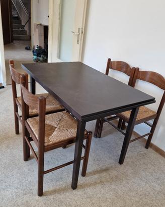 Tavolo con sedie in legno