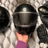 Attrezzatura cafe racer (casco, guanti, giubbotto)
