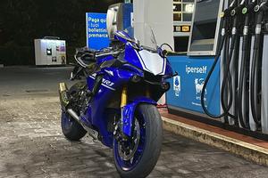 YAMAHA R1