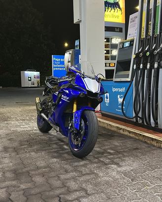 YAMAHA R1