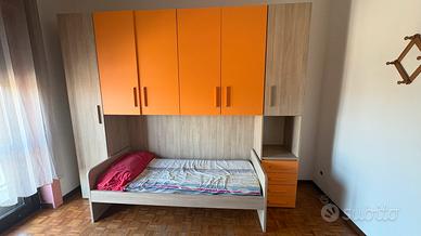 Cameretta a ponte con letto singolo e armadio