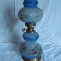 Lampada da tavolo con paralume in vetro stampato