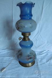 Lampada da tavolo con paralume in vetro stampato