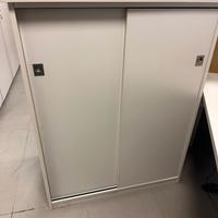 Armadio laminato con porte scorrevoli e 3 ripiani