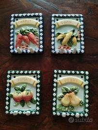 Set di quattro piastrelle decorative in ceramica