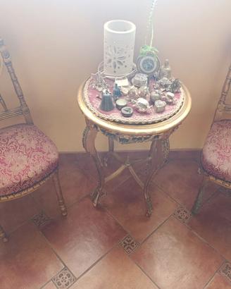 Tavolino con sedie stile antico