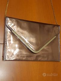 Pochette a busta color oro rosa.