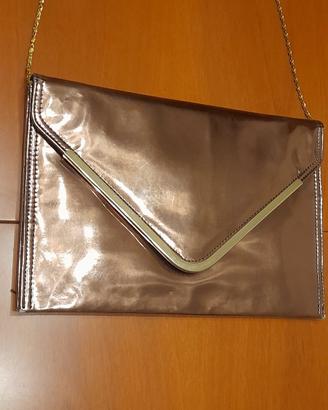 Pochette a busta color oro rosa.