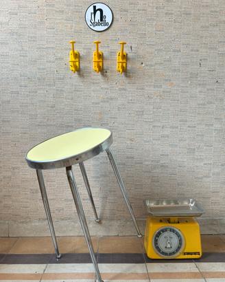 Sgabello in formica colore GIALLO