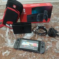 Nintendo Switch grigia con scatolo e custodia 