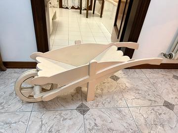 Carriola in legno decorativa porta fiori