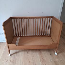 lettino con sponda alta e bassa