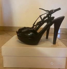 Scarpe n.39 vernice nera e decori gioiello