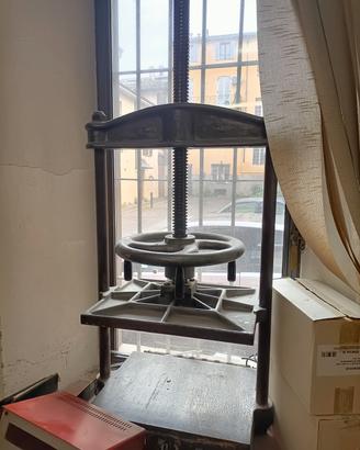 antica pressa da tipografia legatoria