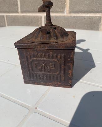 Macinino antico Tre Spade da collezione