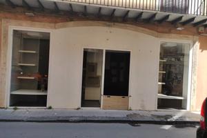 2 locali arredati ad uso commerciale