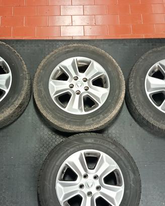 DACIA DUSTER 4 CERCHI IN LEGA GOMMATI