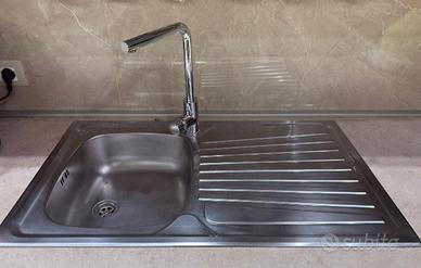 Lavello con rubinetto miscelatore 