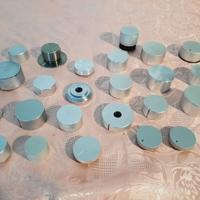 Manopole nere e grigie per amplificatori