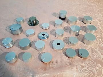 Manopole nere e grigie per amplificatori