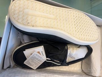 Scarpe nuove con il cartellino