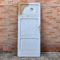 Porta antica in legno a tre bugne