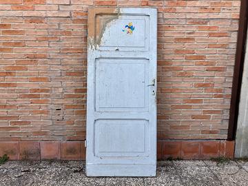 Porta antica in legno a tre bugne