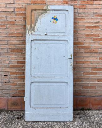 Porta antica in legno a tre bugne