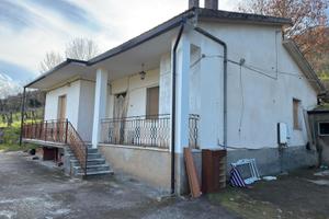 Casa su unico livello con terreno agricolo