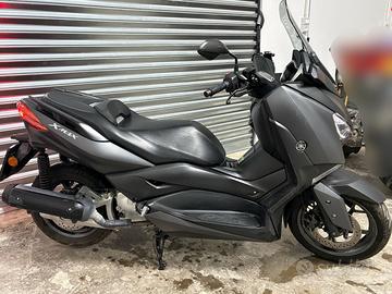 Yamaha XMAX 125 grigio opaco