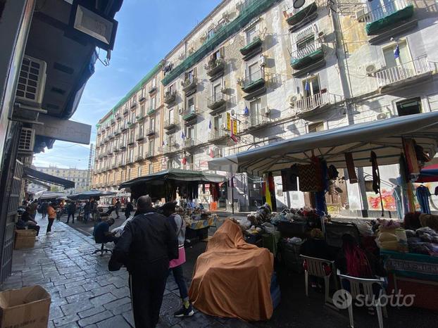 NEGOZIO A NAPOLI