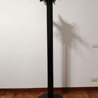 Appendiabiti da terra design nero in resina