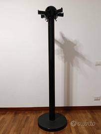 Appendiabiti da terra design nero in resina