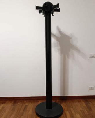 Appendiabiti da terra design nero in resina