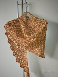 Scialle asimmetrico fatto a mano 