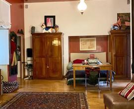 Zona Chiaia in palazzo storico con ascensore