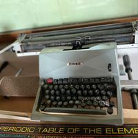 Macchina da scrivere Olivetti 82