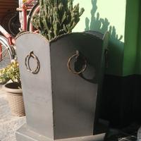 2 vasi arredo in ferro unici anni 70 con ruote 