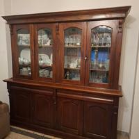 Mobile in legno a vetri con scaffali