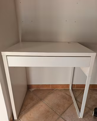 Scrivania bianca con cassetto