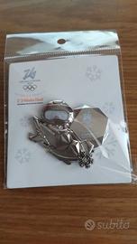 spilla Milano Cortina Alibaba Bob