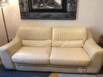 Divano Chateau d’ax in pelle color crema