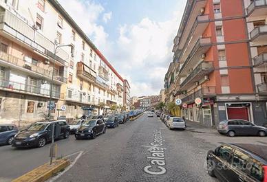 Capodichino-2 capannoni attigui con spazio esterno