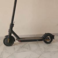 Monopattino xomi essential 