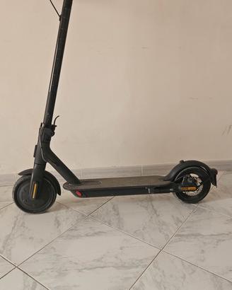 Monopattino xomi essential 