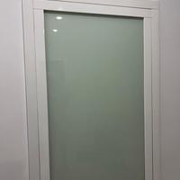 Porta di legno laccato bianco e vetro