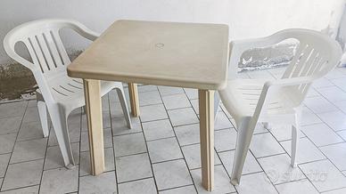 Tavolo + 2 sedie da esterno in plastica